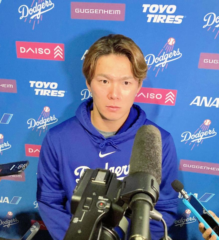 　試合後、報道陣の質問に答える山本（撮影・小林信行）