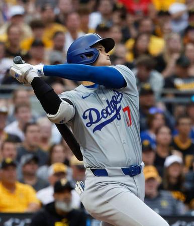 　パイレーツ戦の３回、15号２ランを放つ大谷