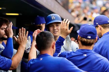 　パイレーツ戦の３回、15号２ランを放ちベンチで迎えられる大谷