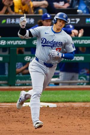 　パイレーツ戦の３回、15号２ランを放ち塁を回る大谷