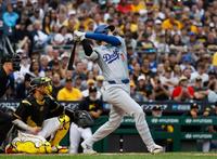 　パイレーツ戦の３回、15号２ランを放つ大谷