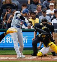 　パイレーツ戦の３回、15号２ランを放つ大谷