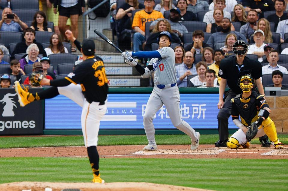 　パイレーツ戦の３回、15号２ランを放つ大谷。投手スキーンズ