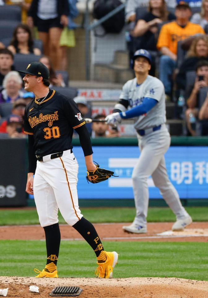 　ドジャース戦の３回、大谷（奥）に15号２ランを浴びたパイレーツ先発のスキーンズ