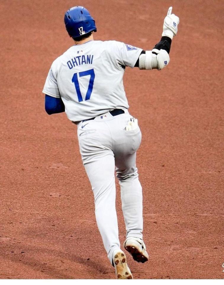 　１５号本塁打を放ち右手を掲げる大谷翔平（ロサンゼルス・ドジャース提供）