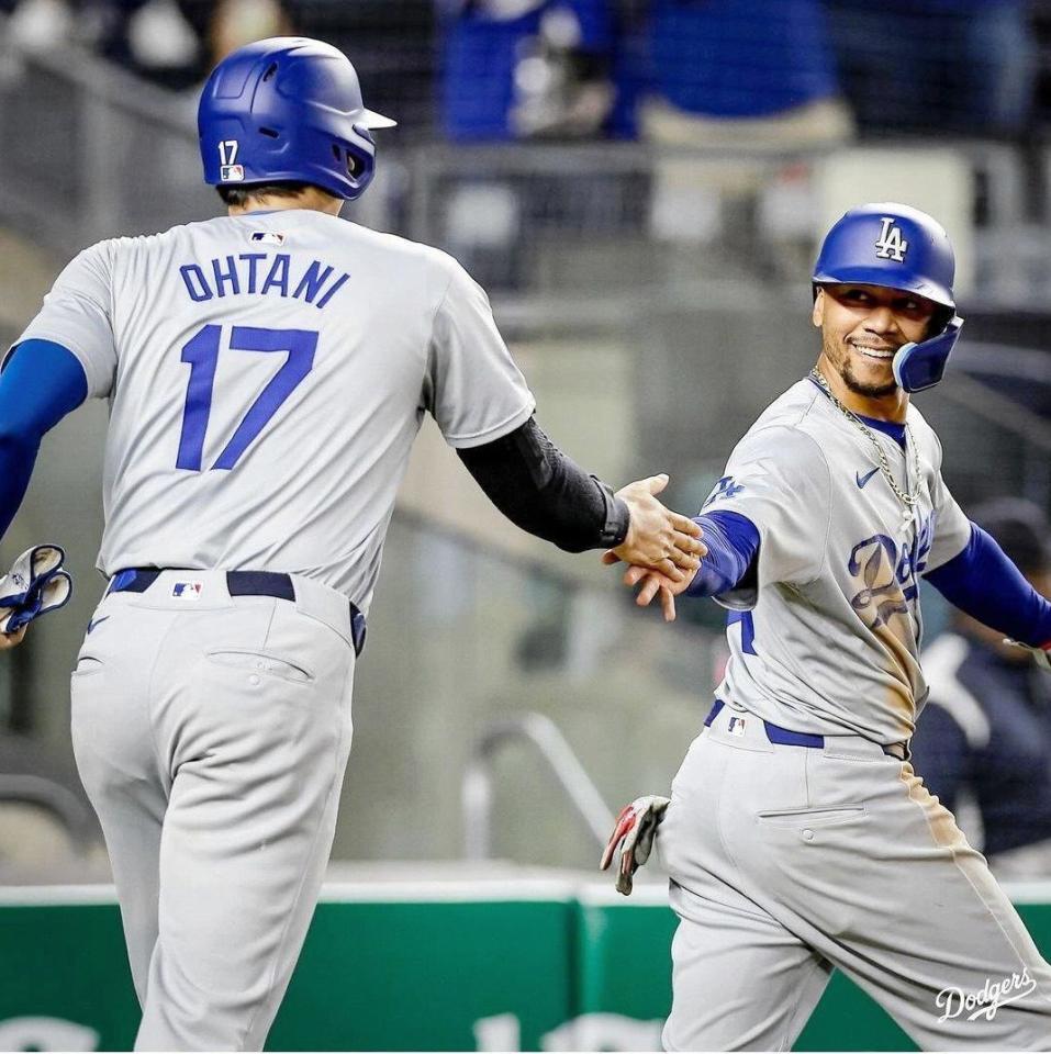 　大谷とタッチをかわすベッツ（ロサンゼルス・ドジャース提供）