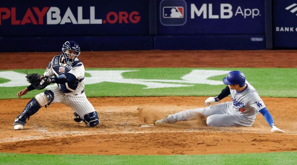 　ヤンキース戦の８回、スミスの犠飛で生還する大谷