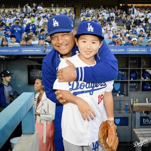 ロバーツ監督の優しさにじんだワンシーン 始球式務めた9歳の野球少年