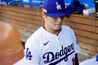 　ロイヤルズ戦に先発し、２回を投げ終えベンチの裏に引き揚げる山本（共同）