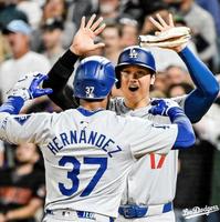 　９回、逆転３ランを放ったＴ・ヘルナンデスを迎える大谷（ロサンゼルス・ドジャース提供）