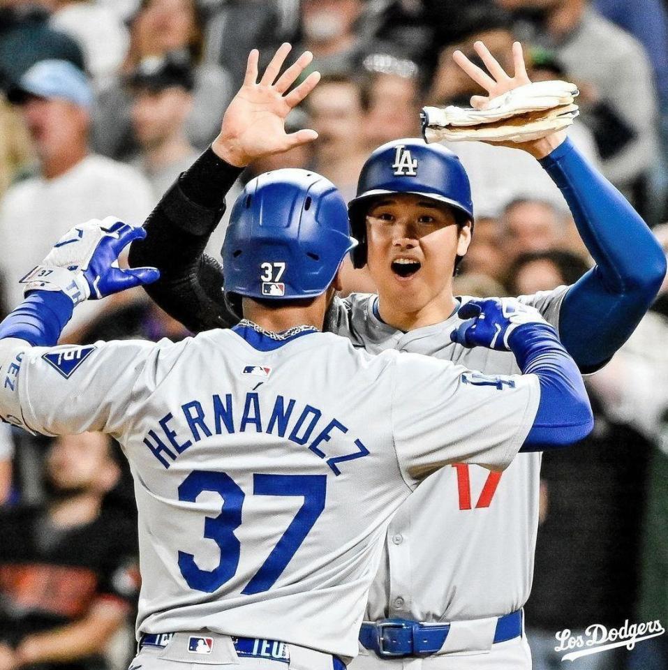 　９回、逆転３ランを放ったＴ・ヘルナンデスを迎える大谷（ロサンゼルス・ドジャース提供）