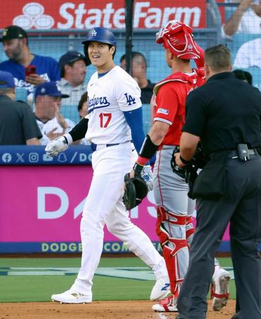 　１回、打席に入るときエンゼルス時代の同僚、捕手オハピーに声をかける大谷（共同）