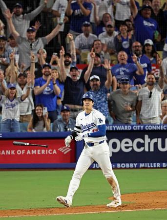 　エンゼルス戦の５回、先制の22号２ランを放ち、バットを放る大谷（共同）