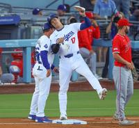 　エンゼルス戦の１回、四球で出塁した大谷（共同）