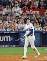 　エンゼルス戦の５回、先制の22号２ランを放ち打球の行方を追う大谷（共同）