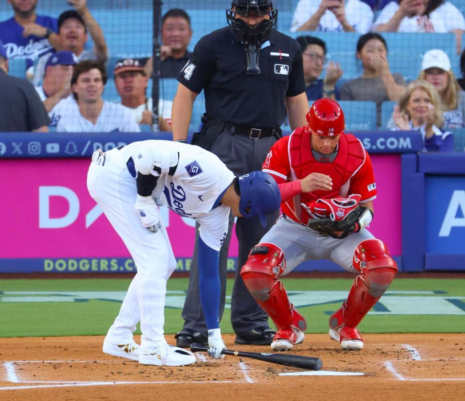 　エンゼルス戦で打席に入るとき、バットを使って立ち位置を定める大谷（共同）