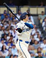 　３回、３試合連続本塁打となる２３号２ランを放つ大谷（共同）