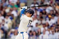 　３回、３試合連続本塁打となる２３号２ランを放つ大谷（ＡＰ＝共同）
