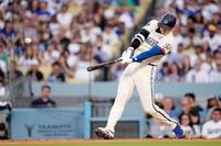　３回、３試合連続本塁打となる２３号２ランを放つ大谷（ＡＰ＝共同）