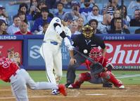 　３回、３試合連続本塁打となる２３号２ランを放つ大谷（提供・共同通信社）