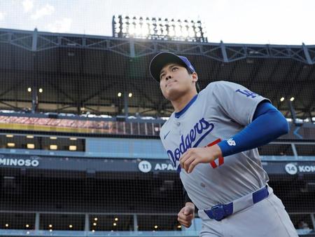 　試合前、体を動かすためにグラウンドに出る大谷（共同）