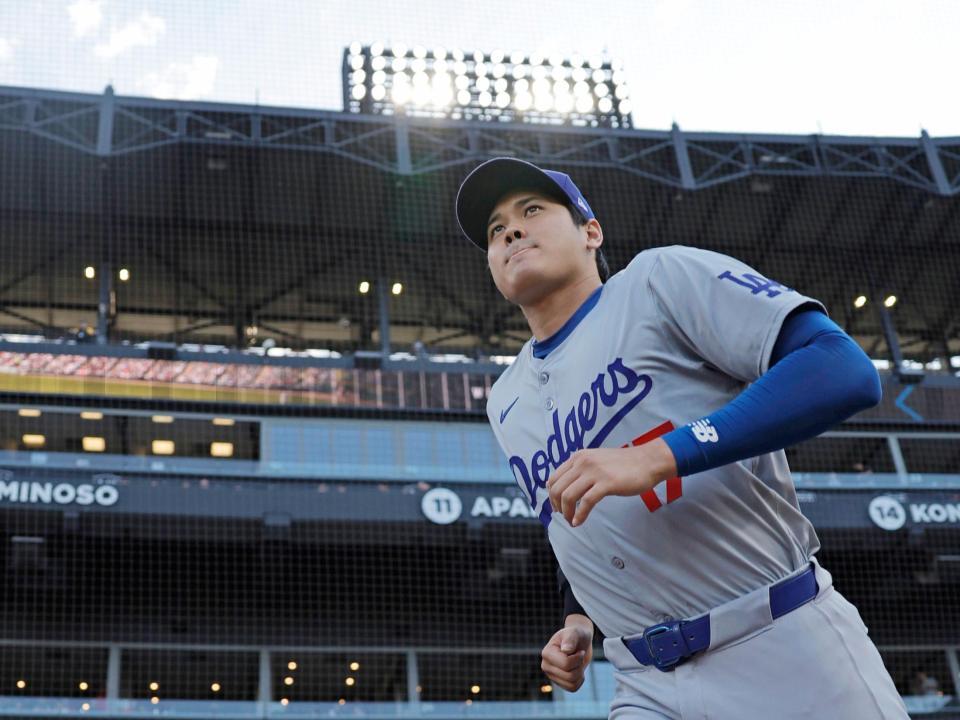 　試合前、体を動かすためにグラウンドに出る大谷（共同）