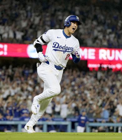 　ダイヤモンドバックス戦で２７号２ランを放ったドジャース・大谷翔平＝２日、ロサンゼルス