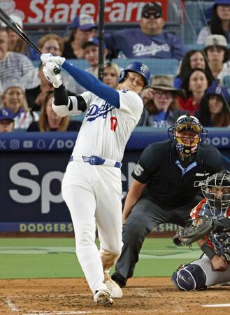 　７回、空振り三振に倒れる大谷。３打席連続三振で、この試合３打数無安打だった（共同）