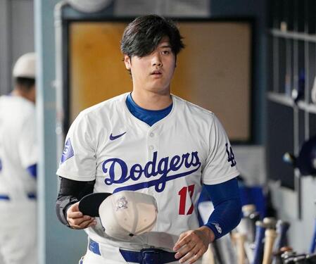 　ダイヤモンドバックスに敗れ、引き揚げるドジャース・大谷。この試合３打数無安打だった（共同）