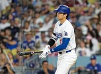 　７回、空振り三振に倒れた大谷。３打席連続三振で、この試合３打数無安打だった（共同）