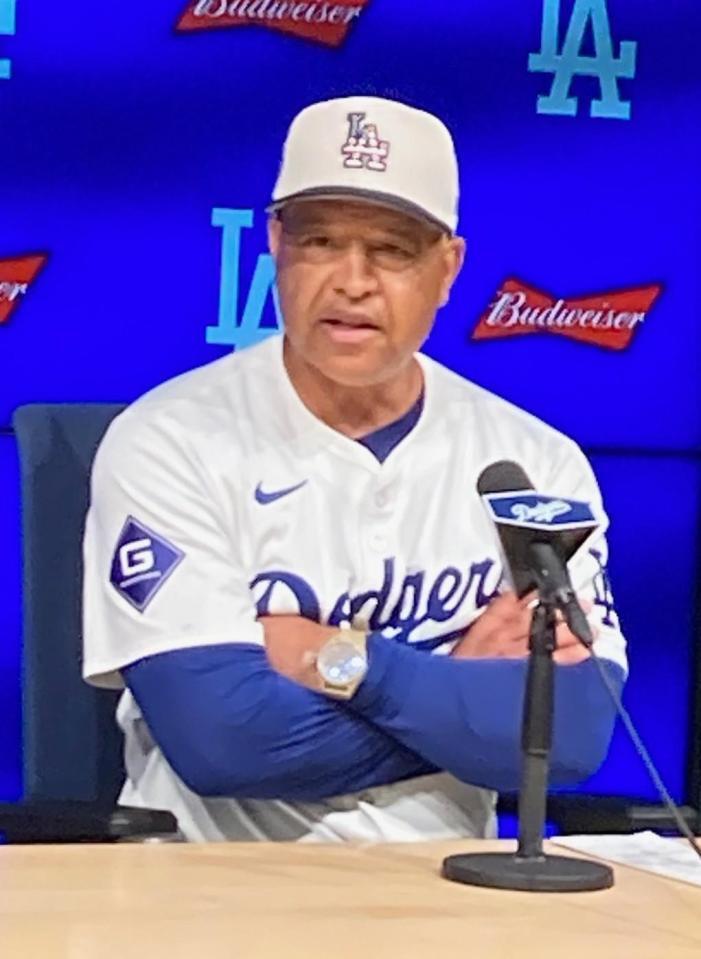 　試合後の会見で険しい表情を見せるロバーツ監督（撮影・小林信行）