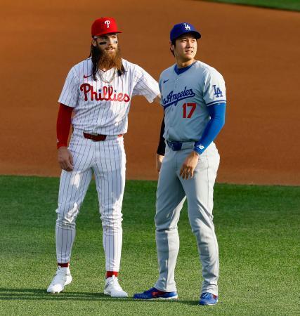 　フィリーズとの試合前、エンゼルス時代の同僚マーシュ（左）と言葉を交わすドジャース・大谷＝フィラデルフィア（共同）