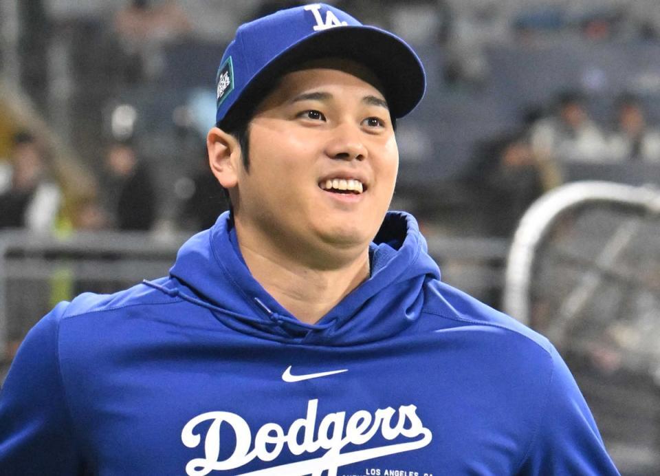 ドジャース、敵地移動姿も個性的 大谷の首元に注目 遊撃→投手登板選手