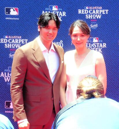 大谷翔平＆真美子夫人　レッドカーペットでも見せた配慮　撮影入るとスッと身を引いた夫人　終了後には見つめ合い