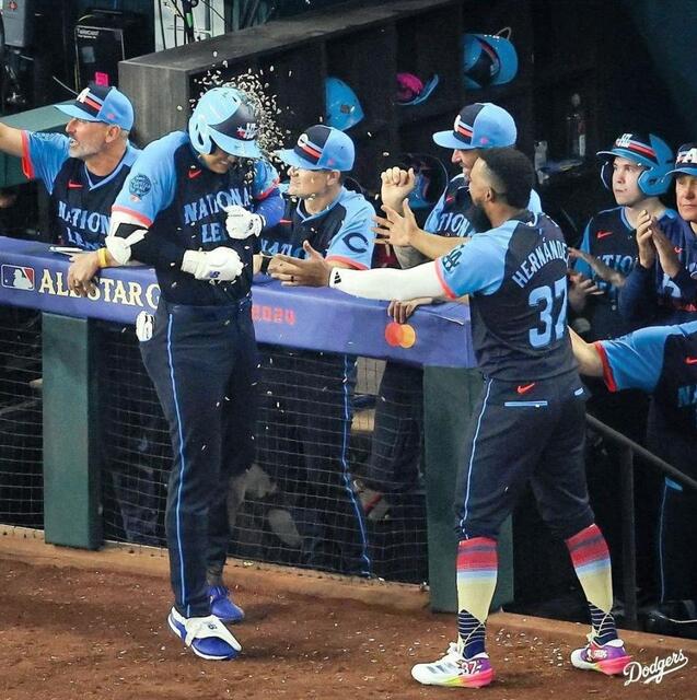 大谷翔平の初本塁打にハーパー「マジすごかった」 試合前室内練習で