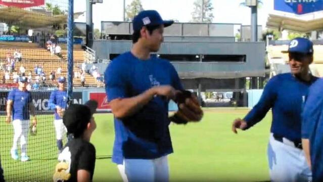 大谷翔平の頭をバシッ！ケリーの愛息・ノックス君のカワイイ攻撃に