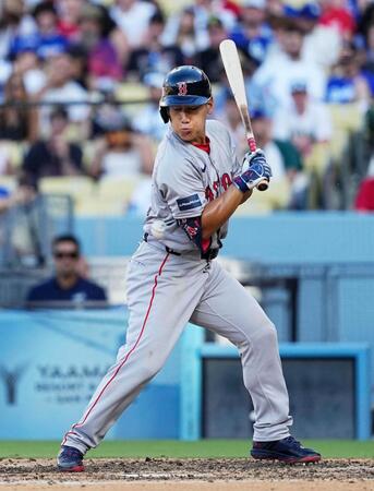 　ドジャース戦の８回、死球を受ける吉田