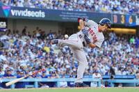 　ドジャース戦の８回、死球を受ける吉田