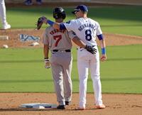 　ドジャース戦の６回、後続の安打で二進し、Ｅ・ヘルナンデス（右）とあいさつを交わす吉田