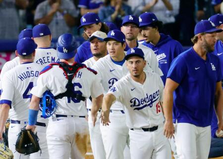 　ジャイアンツに勝利しチームメートを迎える大谷（中央）＝共同