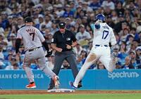 　ジャイアンツ戦の６回、一ゴロに倒れた大谷。ベースカバーは投手スネル（共同）