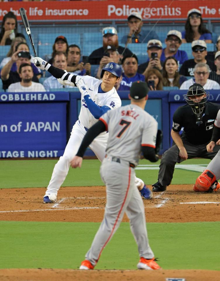 　ジャイアンツ戦の３回、空振り三振に倒れた大谷。投手スネル（共同）