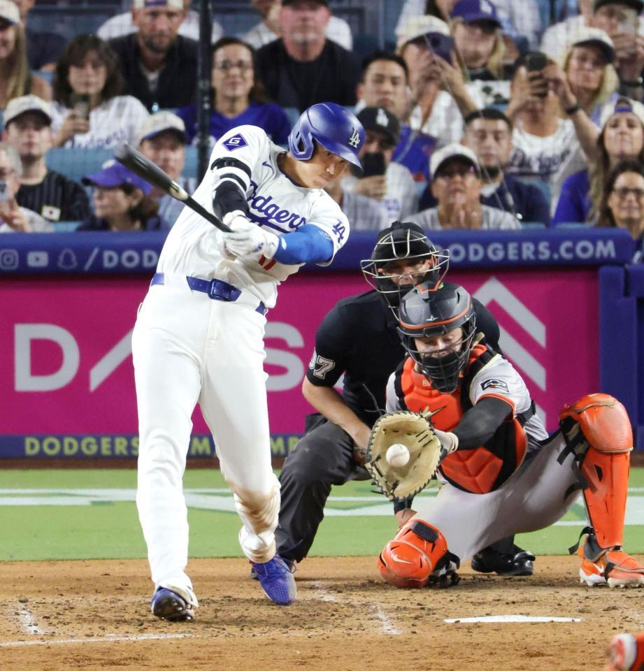 　ジャイアンツ戦の８回、空振り三振に倒れた大谷（共同）