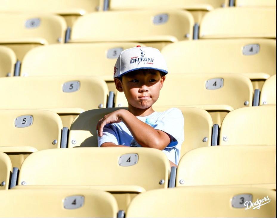 あっ！ベンチに大谷翔平特製キャップの選手がｗ 大谷も反応、並んで応援→笑顔ハイタッチ 溢れる大谷愛/大リーグ/デイリースポーツ online