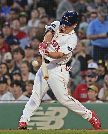 　マリナーズ戦の３回、５号２ランを放つレッドソックス・吉田＝ボストン（ＵＳＡトゥデー・ロイター＝共同）