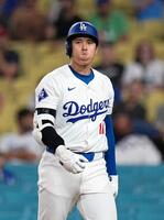 　フィリーズ戦の９回、三邪飛に倒れた大谷。この試合５打数無安打に終わった（共同）