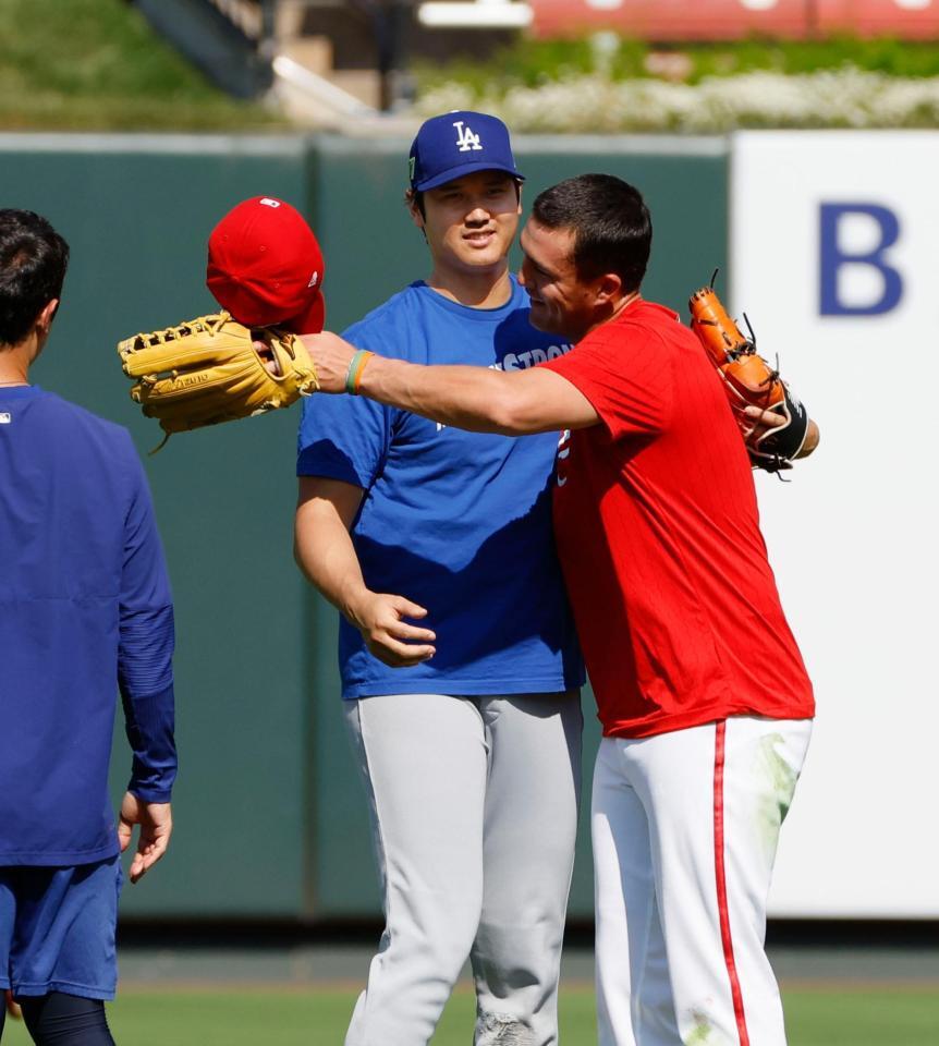 　試合前に言葉を交わす大谷とヌートバー（右）