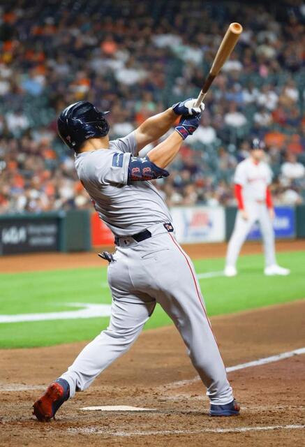 吉田正尚 代打で一時勝ち越し2ラン！審判団のリプレー検証で敵地