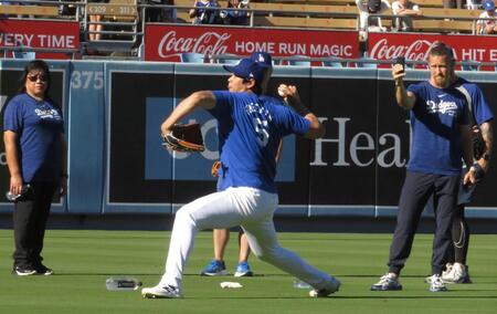 大谷翔平が右ひじ手術後初めて２日連続キャッチボール　カットボール披露し笑顔も