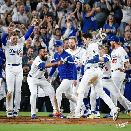 　大谷のサヨナラ満塁弾で出迎えるフリーマン（左）＝ロサンゼルス・ドジャース提供